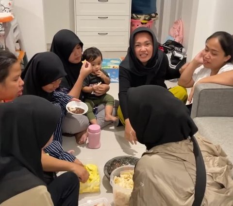 Padahal 'Nyonya Besar' Rieta Amalia Lesehan di Dapur Makan Rujak Bareng Para ART, Sikapnya jadi Perbincangan