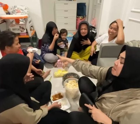 Padahal 'Nyonya Besar' Rieta Amalia Lesehan di Dapur Makan Rujak Bareng Para ART, Sikapnya jadi Perbincangan