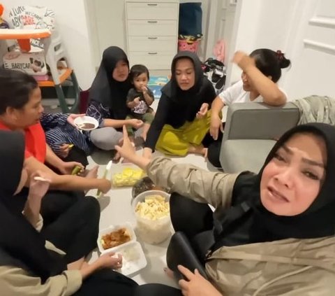 Padahal 'Nyonya Besar' Rieta Amalia Lesehan di Dapur Makan Rujak Bareng Para ART, Sikapnya jadi Perbincangan