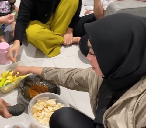 Padahal 'Nyonya Besar' Rieta Amalia Lesehan di Dapur Makan Rujak Bareng Para ART, Sikapnya jadi Perbincangan