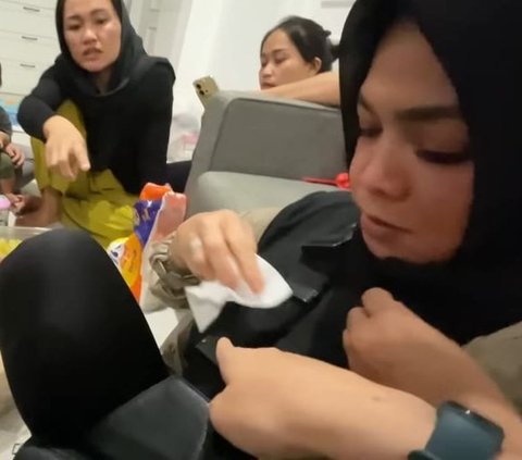 Padahal 'Nyonya Besar' Rieta Amalia Lesehan di Dapur Makan Rujak Bareng Para ART, Sikapnya jadi Perbincangan