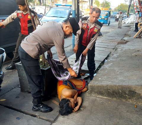 Diduga Mabuk Berat, Wanita Tanpa Identitas Tergeletak di Trotoar Tambora