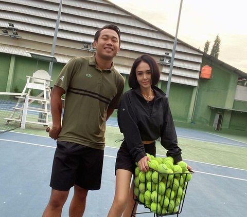 Yuni Shara Berpose di Lapangan Tenis Bikin Salfok, Ending-nya Makan Bakso