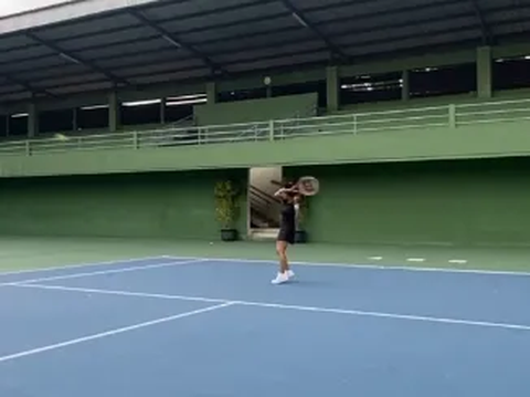 Yuni Shara Berpose di Lapangan Tenis Bikin Salfok, Ending-nya Makan Bakso