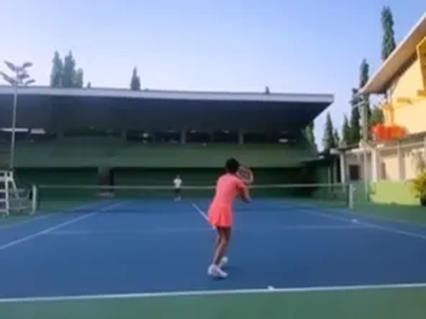 Yuni Shara Berpose di Lapangan Tenis Bikin Salfok, Ending-nya Makan Bakso