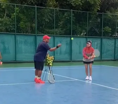 Yuni Shara Berpose di Lapangan Tenis Bikin Salfok, Ending-nya Makan Bakso