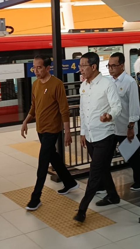 Ekspresi Jokowi Jajal LRT Jabodebek ke Dukuh Atas: Saya Rasakan Semua Nyaman