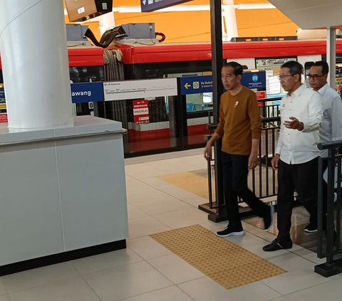 Presiden Joko Widodo (Jokowi) meninjau Stasiun LRT Harjamukti Depok, Jawa Barat Kamis (3/8).