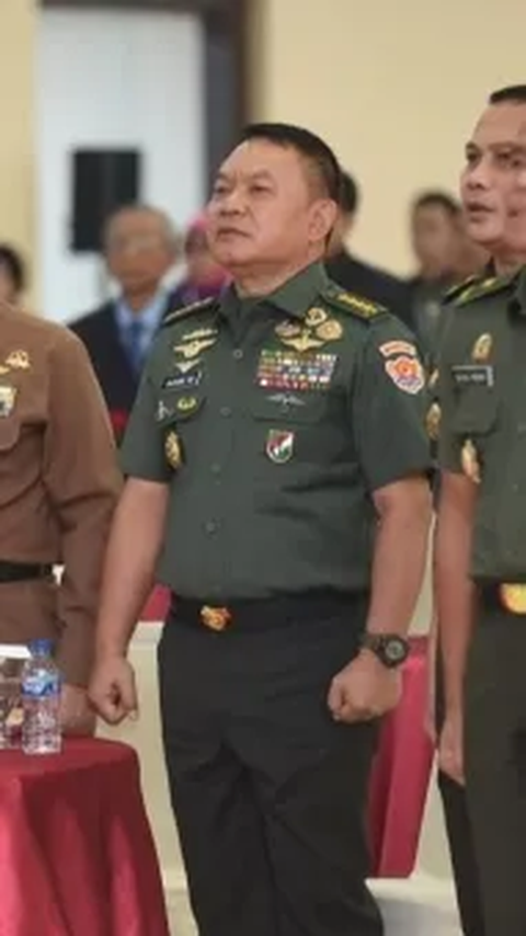 Jabatan Mentereng dengan Empat Bintang di Pundak, Jenderal TNI Santai Sruput 'Starling'