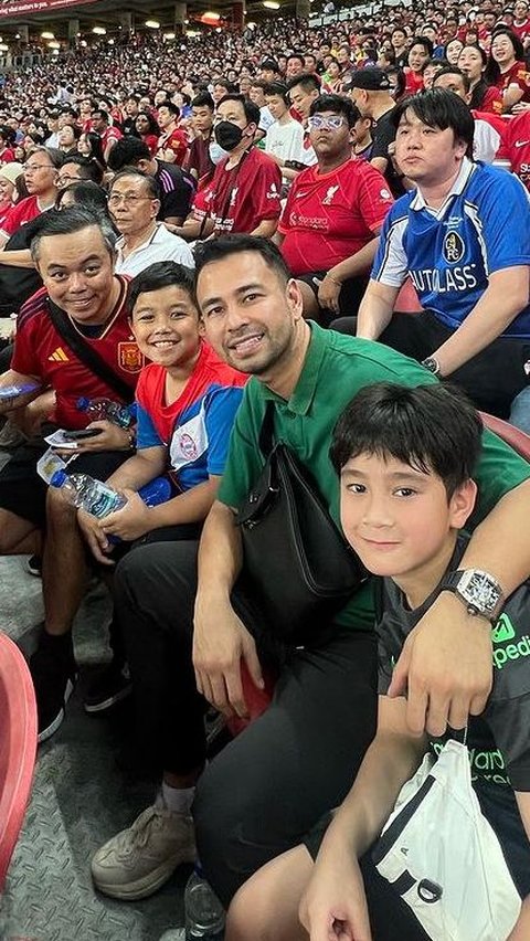 Penuh Keseruan, Intip Momen Raffi Ahmad dan Rafathar nonton Langsung Liverpool vs Bayern di Singapura