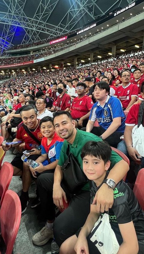 Penuh Keseruan, Intip Momen Raffi Ahmad dan Rafathar nonton Langsung Liverpool vs Bayern di Singapura