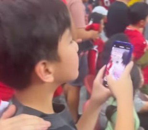 Penuh Keseruan, Intip Momen Raffi Ahmad dan Rafathar nonton Langsung Liverpool vs Bayern di Singapura