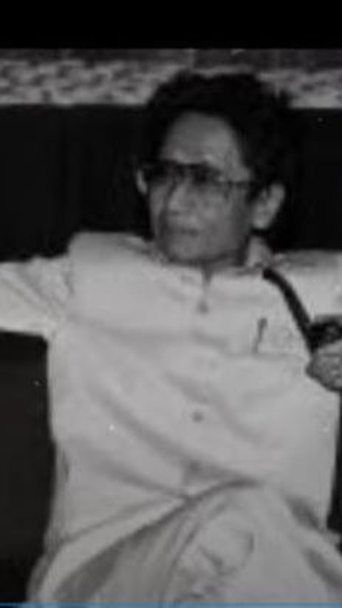 Awal perkenalannya dengan Soeharto bermula saat dia menjadi panglima Divisi Diponegoro
