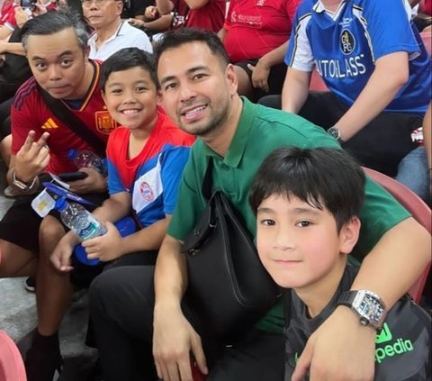 Tepati Janji, Raffi Ahmad Ajak Rafathar Nonton Pertandingan Liverpool Secara Langsung di Singapura