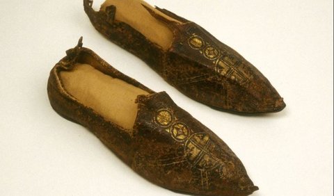 Ada banyak alas kaki yang ditemukan selama penggalian proyek Marmaray seperti sandal, sandal jepit, dan sepatu boot sepanjang betis, yang biasanya ditemukan dalam manuskrip-manuskrip ilustrasi. Banyak dari benda-benda ini kaya hiasan dalam beragam bentuk.