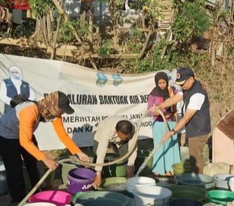 Dilanda Kekeringan, BPBD Jatim Salurkan Air Bersih ke Situbondo