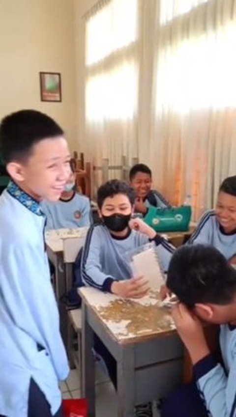 Viral Momen Murid Pindah Sekolah Ditangisi Teman Sekelas, Kisah di Baliknya Bikin Haru