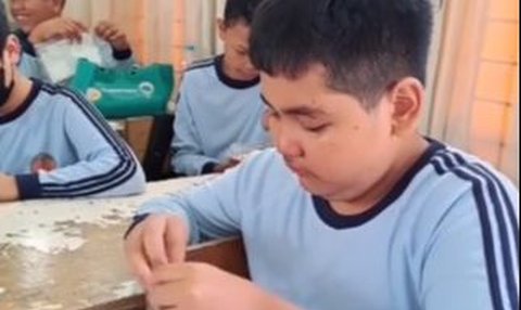 Viral Momen Murid Pindah Sekolah Ditangisi Teman Sekelas, Kisah di Baliknya Bikin Haru