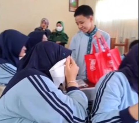 Tak hanya teman sebangku yang menangis, ada juga siswa perempuan yang sesenggukan melihat perpisahan ucok. Gadis tersebut sempat menutup wajahnya lantaran malu menangis tersedu-sedu.