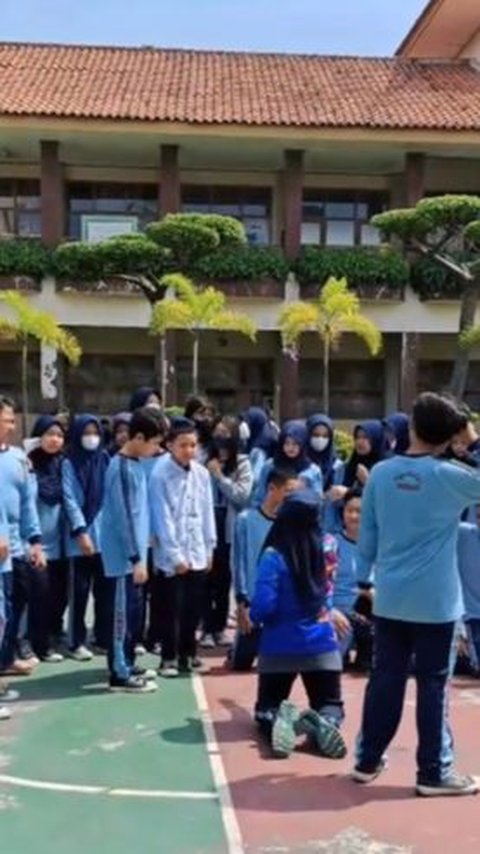 Viral Momen Murid Pindah Sekolah Ditangisi Teman Sekelas, Kisah di Baliknya Bikin Haru