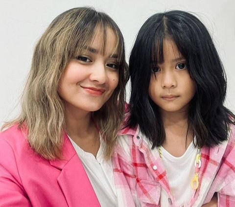 Tampil Bareng Satu Runway, Ini Potret Kebersamaan Joanna Alexandra dan Putrinya