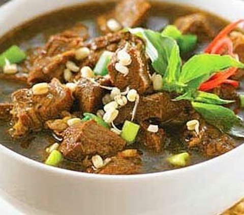 Rawon, salah satu kuliner khas Jawa Timur disebut sebagai sup terenak di dunia versi Taste Atlas. Kelezatan Rawon dianggap mengalahkan 49 sup dari negara lain. Bahkan, ramen pun tak mampu menandingi kelezatan sup berwarna hitam ini.