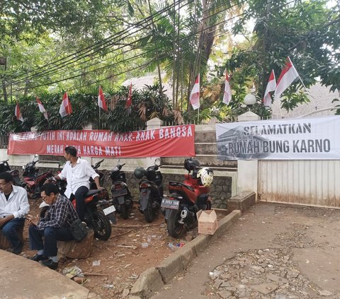 Pengadilan Negeri Jakarta Selatan akan melakukan eksekusi terhadap kediaman Mohammad Guruh Irianto Sukarnoputra alias Guruh Soekarnoputra. Rumah itu diketahui beralamat di Jalan Sriwijaya 2, Nomor 9, Kebayoran Baru, Jakarta Selatan.