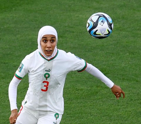 Pesepakbola wanita Timnas Maroko, Nouhaila Benzina berhasil mencetak sejarah. Dia menjadi pemain berhijab pertama yang tampil di Piala Dunia Wanita FIFA. <br /><br />Penampilan bersejarah itu dia catatkan ketika membela Timnas Maroko melawan Korea Selatan pada Sabtu (30/7/2023) lalu.