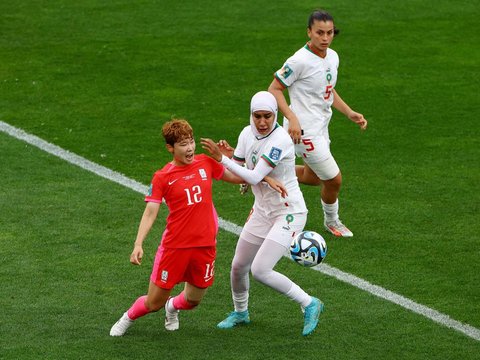 FOTO: Menginspirasi, Ini Pesepakbola Maroko yang Jadi Pemain Berhijab Pertama di Piala Dunia Wanita