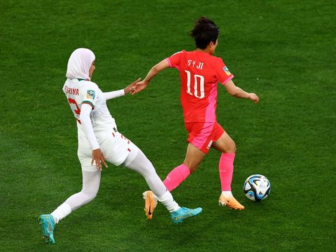 FOTO: Menginspirasi, Ini Pesepakbola Maroko yang Jadi Pemain Berhijab Pertama di Piala Dunia Wanita