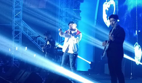 Sammy mengaku membawakan semua lagu tanpa persiapan. Karena hal ini bukan pertama kali ia lakukan.