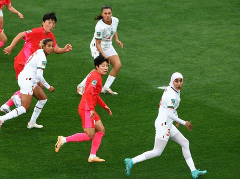 FOTO: Menginspirasi, Ini Pesepakbola Maroko yang Jadi Pemain Berhijab Pertama di Piala Dunia Wanita