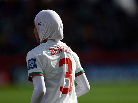 FOTO: Menginspirasi, Ini Pesepakbola Maroko yang Jadi Pemain Berhijab Pertama di Piala Dunia Wanita