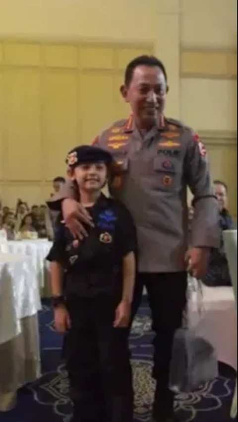 Momen Cicit Kapolri Hoegeng Bertemu Jenderal Polisi Lulusan Terbaik, 'Cocok Jadi Brimob'