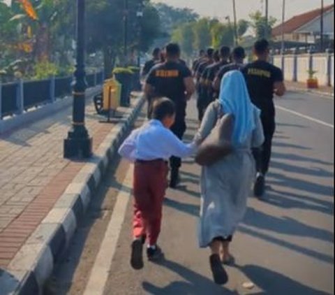 Mereka begitu bersemangat saat bertemu dengan sekelompok polisi yang tengah berlatih.