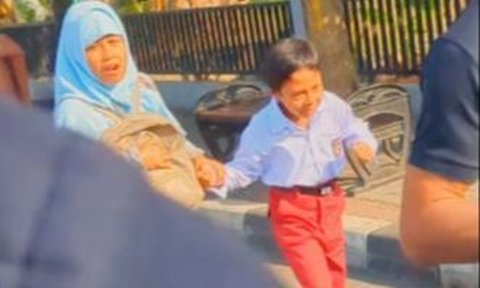 Pergi ke Sekolah Jalan Kaki, Aksi Ibu dan Anak Lari Bareng Anggota Polisi Ini Curi Perhatian