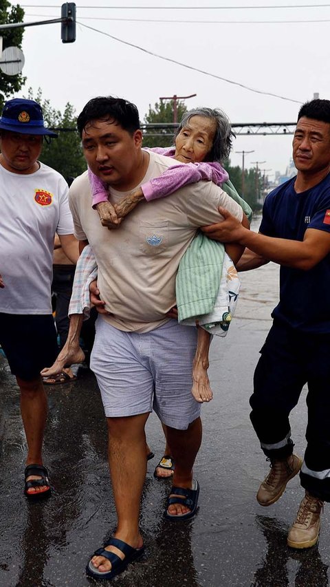 Zhuozhou, kota yang terletak di barat daya Beijing, menjadi salah satu wilayah yang terdampak paling parah dalam bencana banjir kali ini.