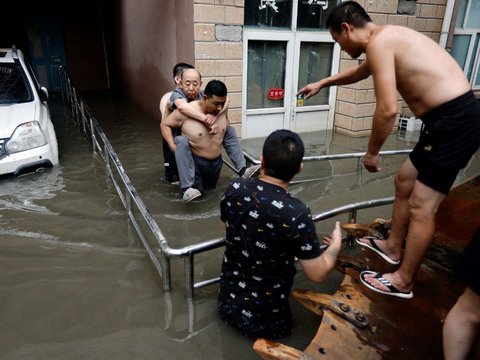 FOTO: Tentara China Diterjunkan untuk Evakuasi Korban Banjir Parah di Beijing
