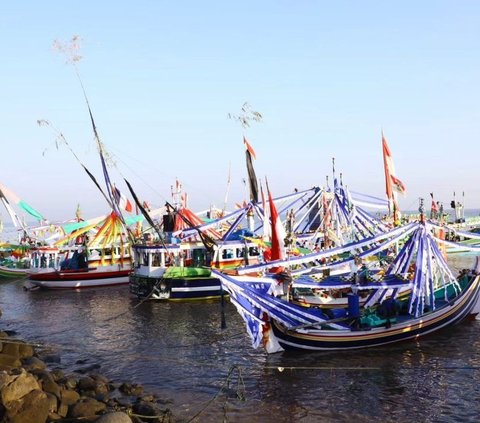Tradisi Petik Laut di Pantai Desa Kalibuntu Kecamatan Kraksaan Kabupaten Probolinggo digelar pada Rabu (2/8/2023). Ribuan orang hadir memeriahkan tradisi turun temurun tersebut.