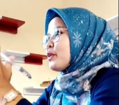 Guru ini tampak memanggil satu per satu nama murid-muridnya. Para murid pun menjawab panggilan gurunya ini dengan kalimat motivasi. Cara unik guru ini pun sukses membuat muridnya antusias.