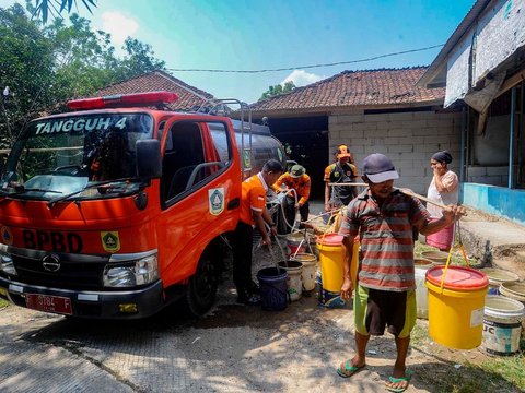 FOTO: Musim Kemarau, Warga Desa Weninggalih di Bogor Krisis Air Bersih