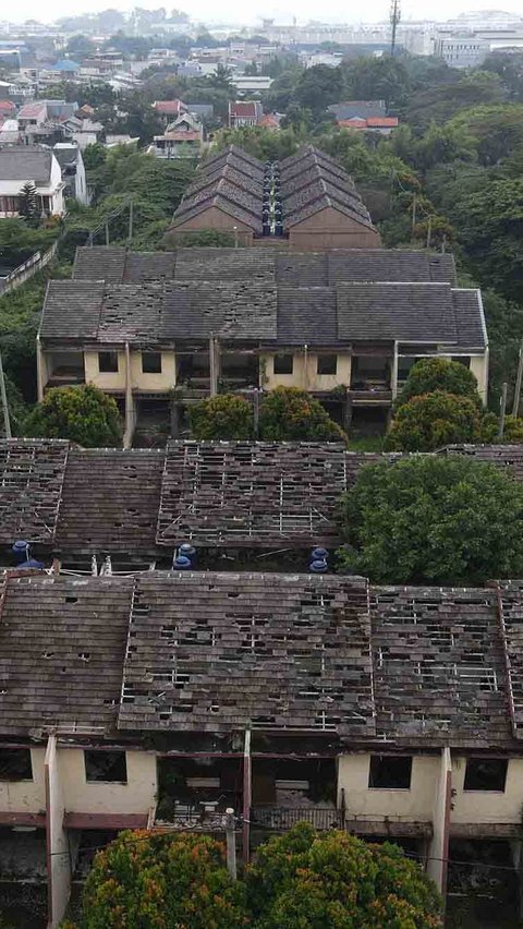 FOTO: Suramnya Kompleks Perumahan Mewah Terbengkalai di Pulogadung, Bangunan Rusak dan Dipenuhi Semak Belukar