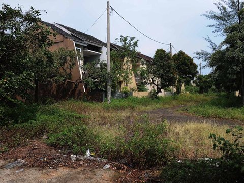 FOTO: Suramnya Kompleks Perumahan Mewah Terbengkalai di Pulogadung, Bangunan Rusak dan Dipenuhi Semak Belukar