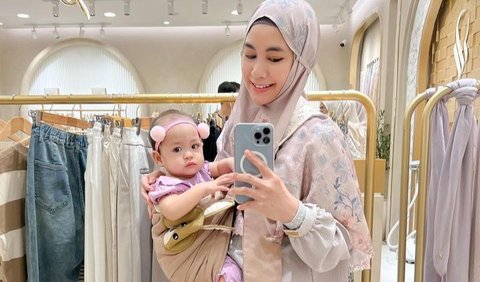 Anisa Rahma tampak asyik selfie dengan sang anak. Anisa Rahma tampak berpose di depan kamera.