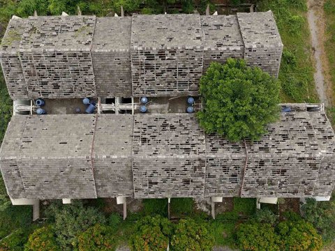 FOTO: Suramnya Kompleks Perumahan Mewah Terbengkalai di Pulogadung, Bangunan Rusak dan Dipenuhi Semak Belukar