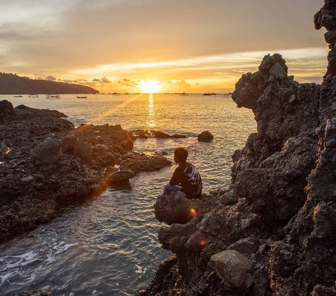 Sebagian besar batuan di Pulau Kunti tersusun dari batuan dan sedimen lumpur di Ciletuh. Pulau ini memiliki pesona yang menawan.