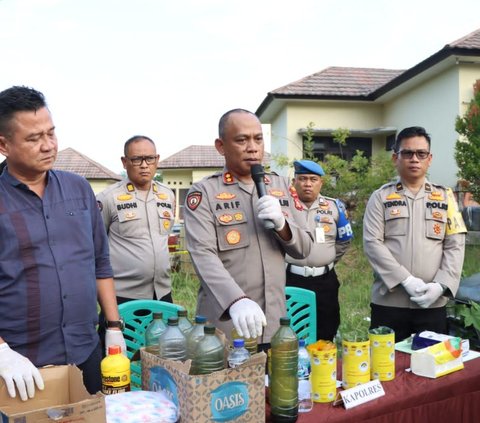 Jajaran Polres Ogan Komering Ulu (OKU), Sumatera Selatan, menggerebek gudang penyimpanan sekaligus pengoplosan bahan bakar minyak (BBM) ilegal. Pemilik, BBM olahan dan peralatan diamankan.