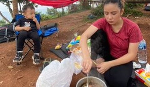 Terlihat pula momen ketika anak yang sedang duduk sambil menikmati cemilannya ketika berada di tempat peristirahan sekaligus makan sore bersama. Bahkan mereka juga sempat berfoto di sana.