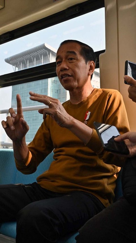 Kali ini, Jokowi menjajal kereta LRT Jabodebek dari Stasiun Harjamukti, Depok, Jawa Barat hingga Stasiun Dukuh Atas, Jakarta Pusat.