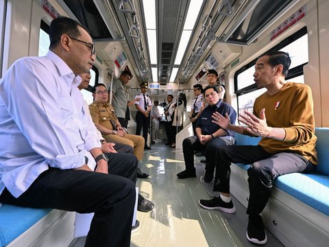 FOTO: Presiden Jokowi Semringah Jajal LRT Tanpa Masinis: Nyaman dan Lancar